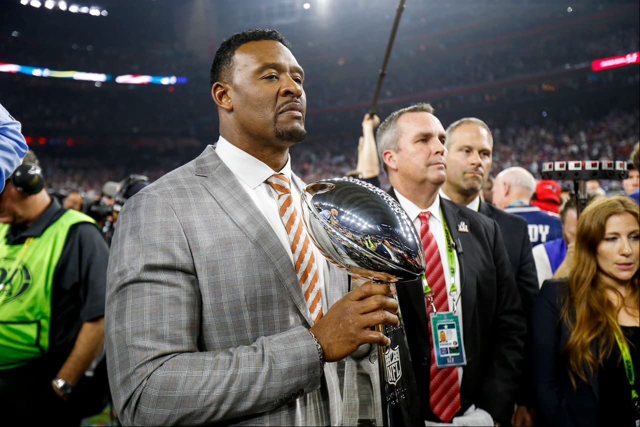 Willie McGinest entregó el último trofeo Vince Lombardi a los Patriots en su victoria sobre los Falcons en el Super Bowl LI en febrero de 2017.