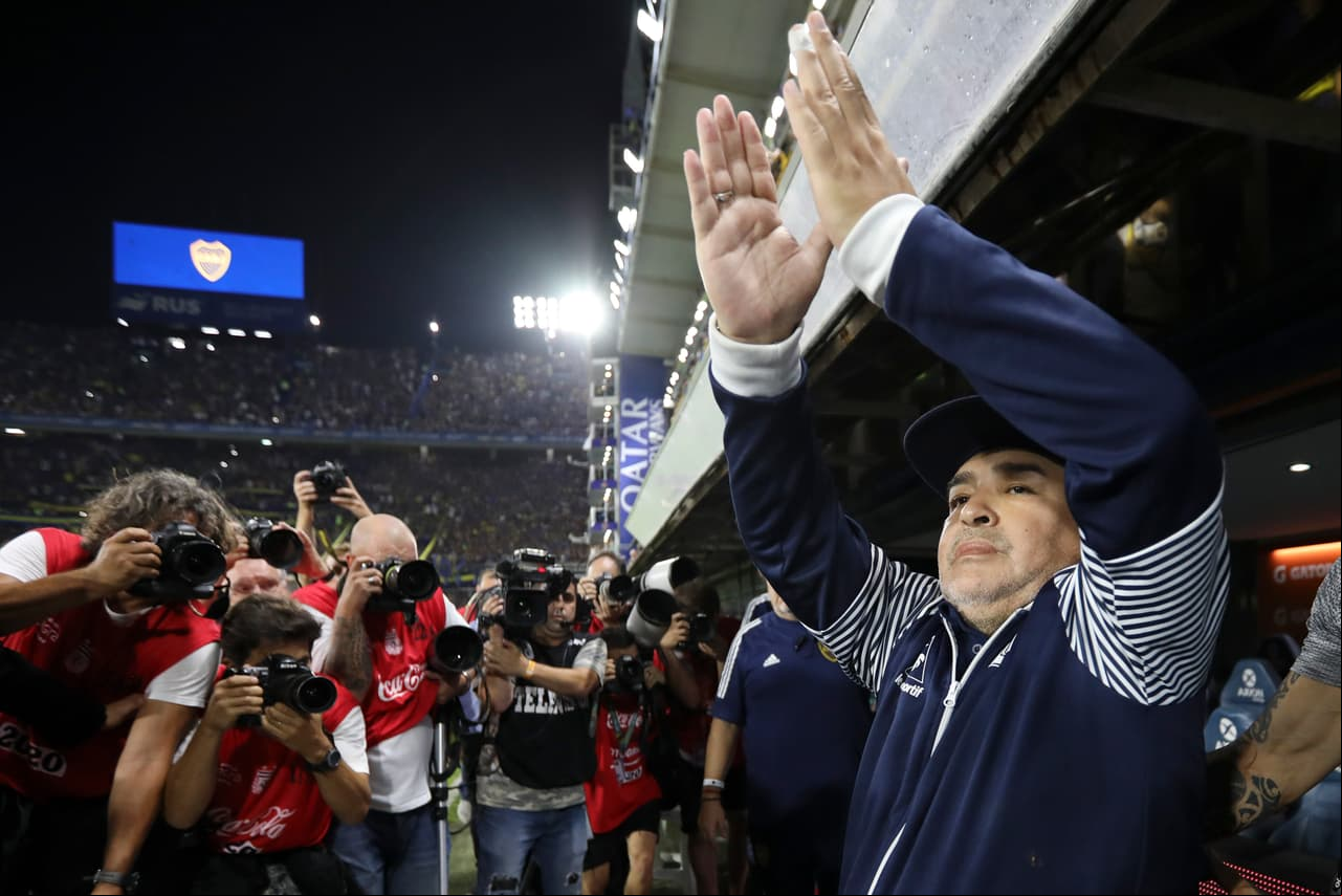 El Diego agradece el cariño de la gente y los aplaude.