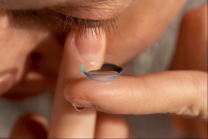 Fue al oftalmólogo porque sentía "algo" en el ojo: eran 23 lentes de o "escondidos como una pila de panqueques"