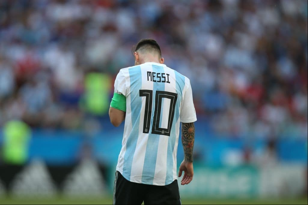 Sin embargo, Messi no estuvo cómodo en ese puesto y estuvo desconectado por la defensa sa, por lo que con el marcador abajo decidió ubicarse más en la zona de volantes.