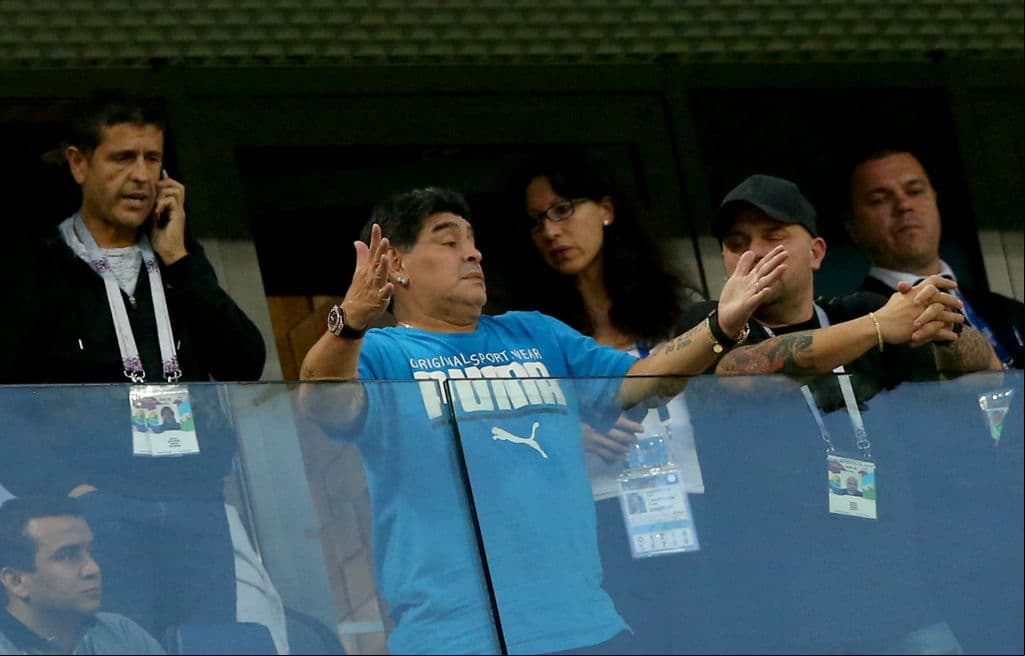 Si bien es cierto que ya las nuevas generaciones identifican primero y más rápido a Messi que a Maradona y a éste último lo pueden ver solo a través del recuerdo gracias a YouTube.