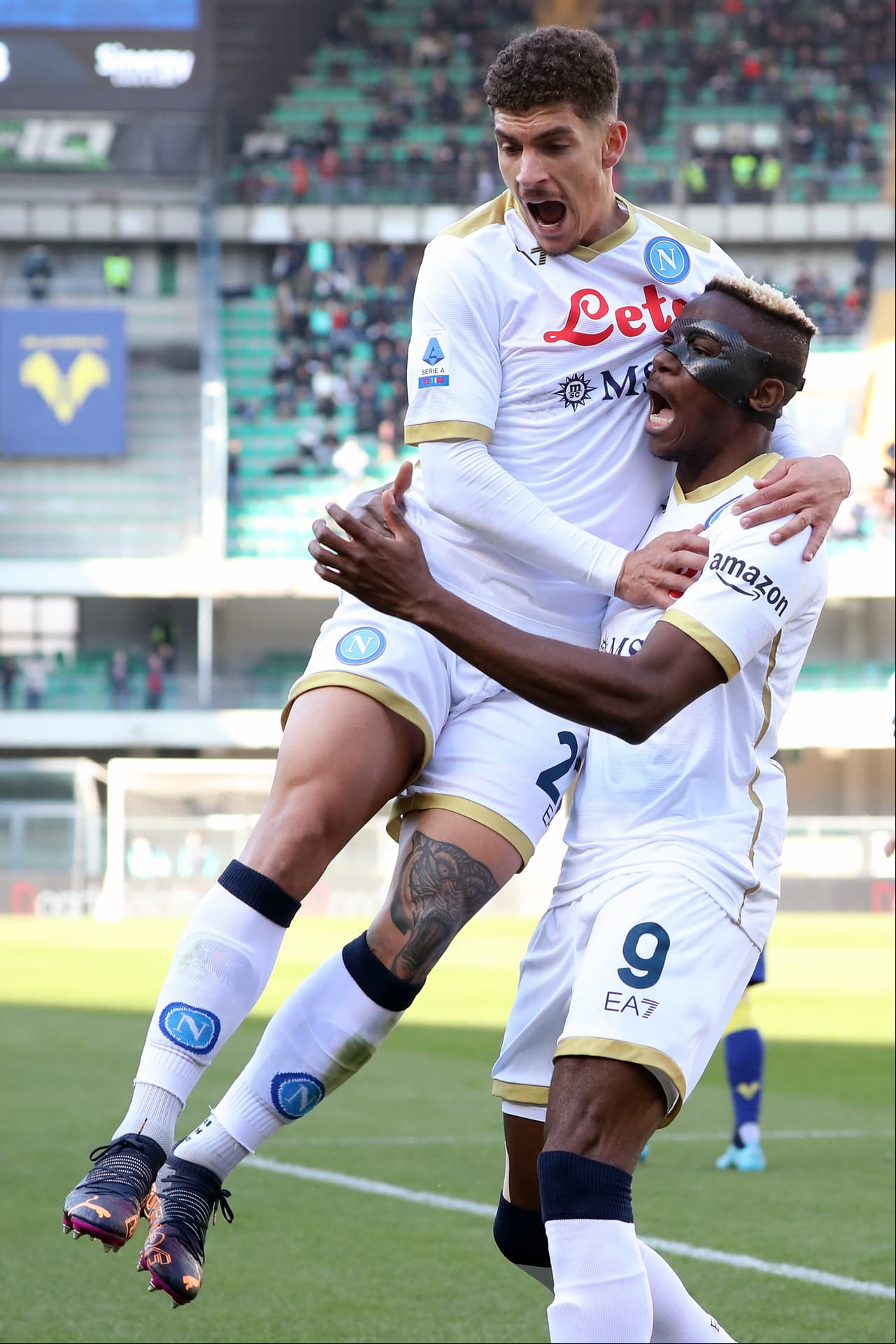 En un duelo donde el mexicano 'Chucky' Lozano jugó 63 minutos y tuvo un papel discreto, el nigeriano Victor Osimhen marcó los dos goles del Napoli, que valieron el triunfo ante Hellas Verona.