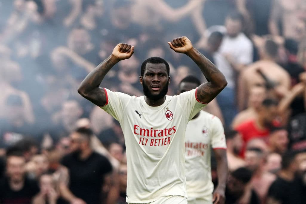 El AC Milan, tras once años, volvió a ganar el título de la Serie A tras imponerse este domingo por 0-3 al Sassuolo, resultado que impidió que su rival de patio, el Inter, se quedara sin opciones.