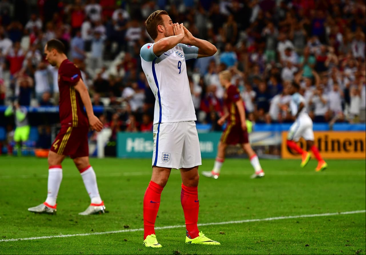 La selección de Inglaterra vio frustrado su debut victorioso con un gol de último minuto de Rusia.