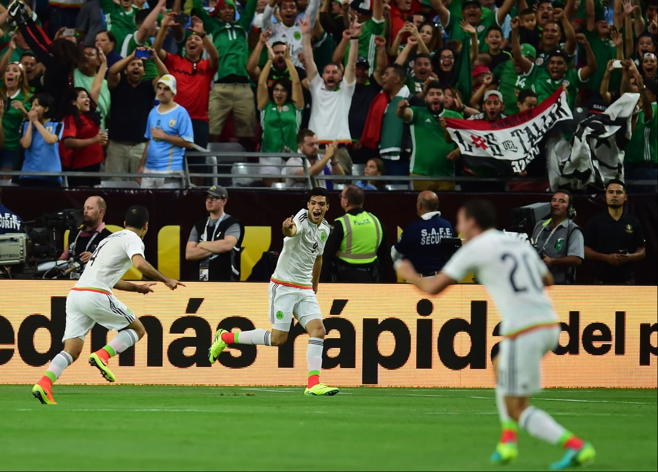 Rafael Marquez de México celebra luego de anotar.