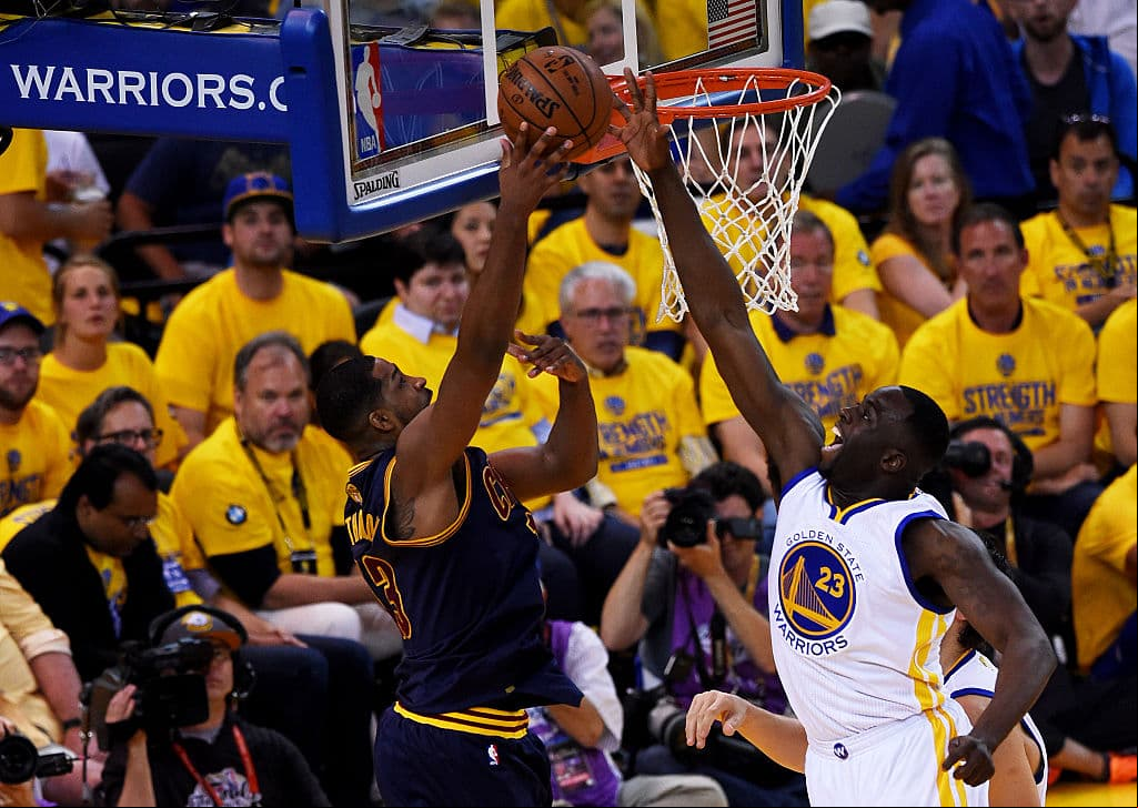 A pesar de la tensión en la cancha durante cuatro años, hasta ahora se desató la ira entre ambos y se fueron a los golpes a pesar de que aún no arranca la temporada de la NBA.