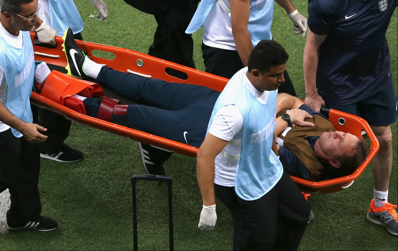 De lesiones que oscilan en lo ridículo a entrevistas en plenos partidos y otras situaciones más tensas, el fútbol cuenta muchas historias insólitas durante su competencia.