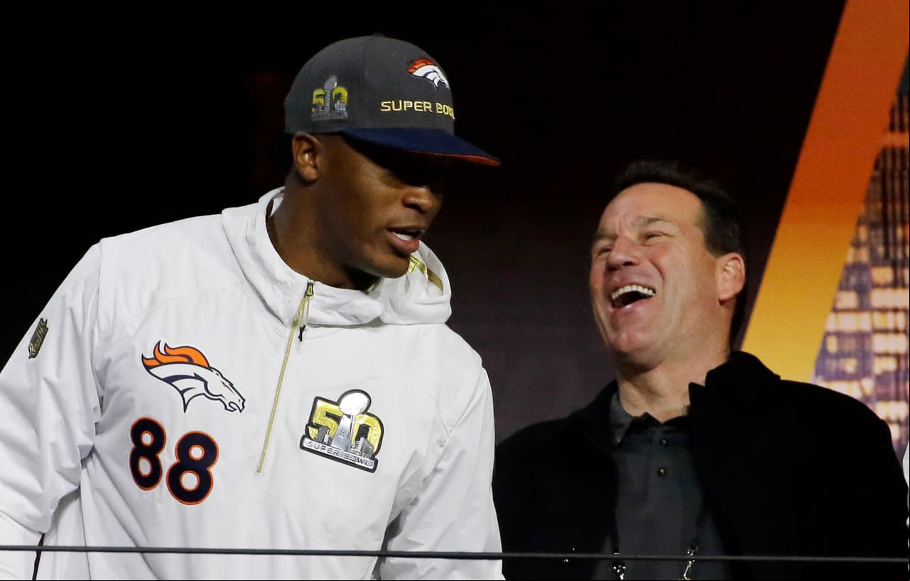 El receptor Demaryius Thomas bromea con el coach Gary Kubiak.