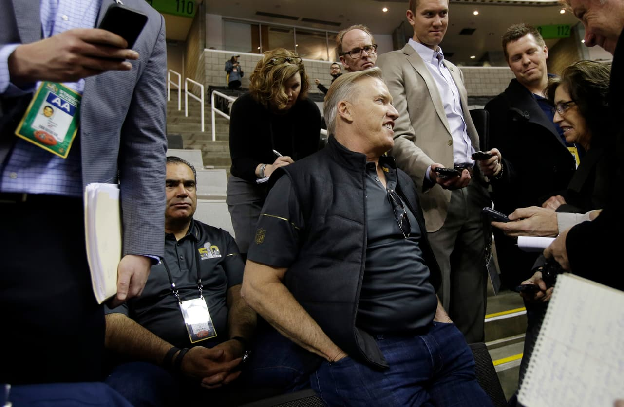 El legendario John Elway, presidente de los Broncos, espera ganar su primer Super Bowl desde el cargo en la oficina