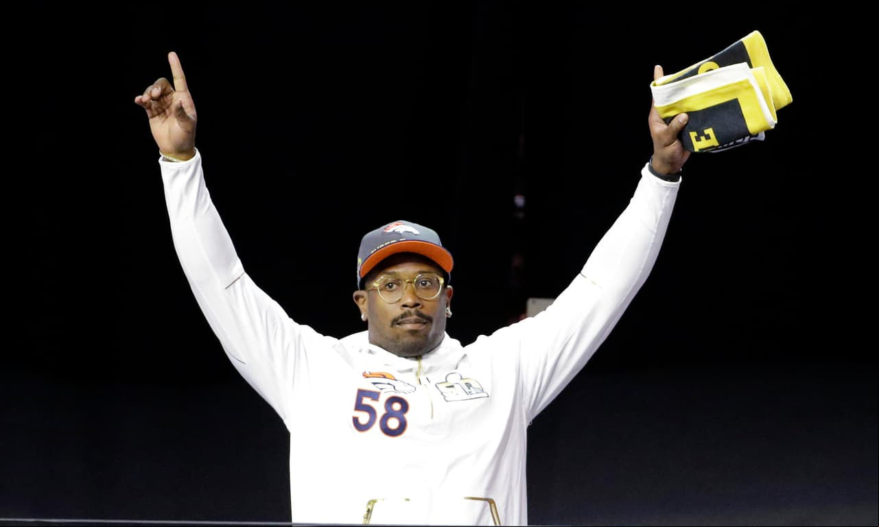 El linebacker Von Miller se presenta ante la prensa internacional durante el Opening Night.