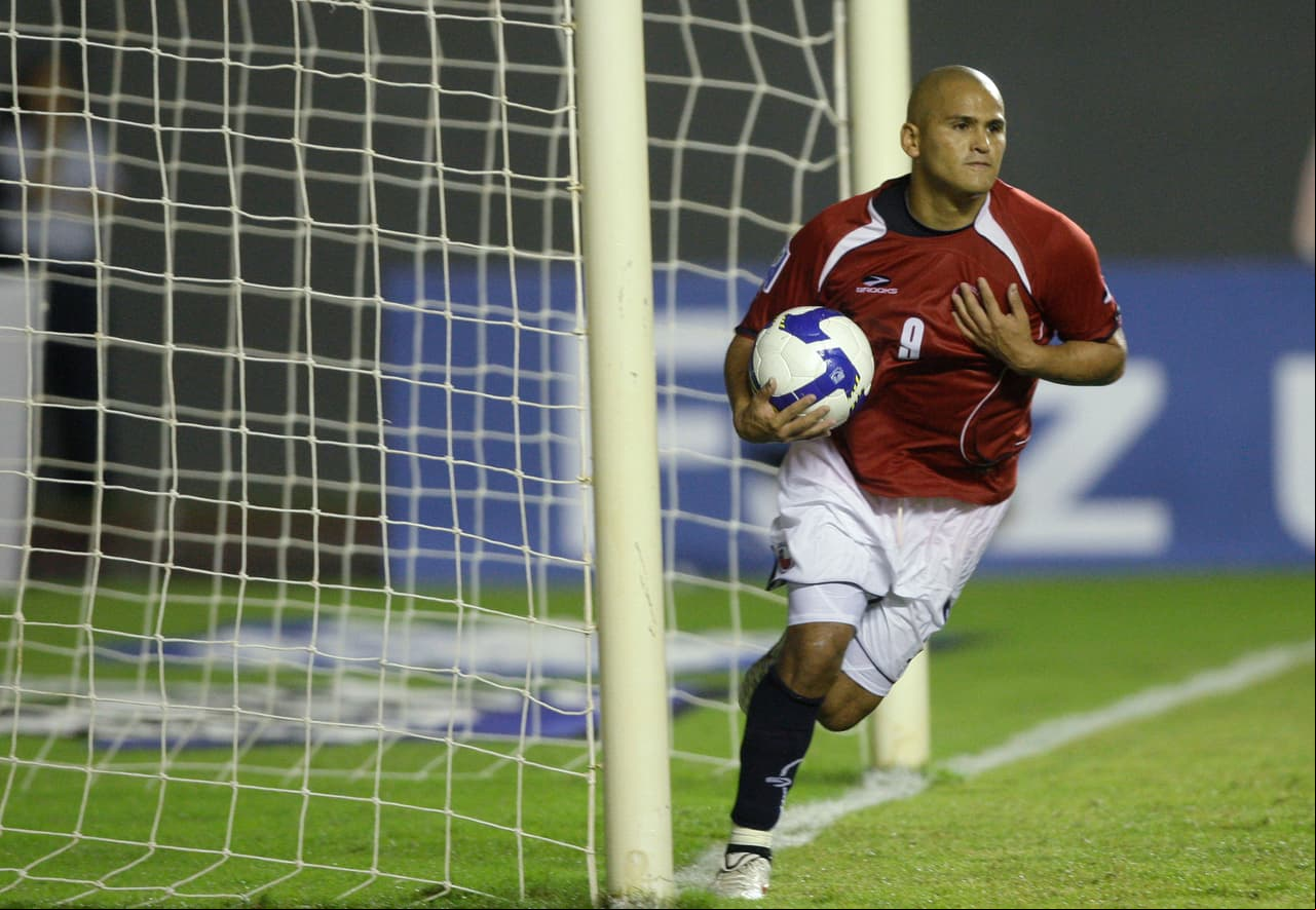 Sin embargo, Humberto 'Chupete' Suazo tenía reservados dos goles para poner en aprietos el triunfo de Brasil.