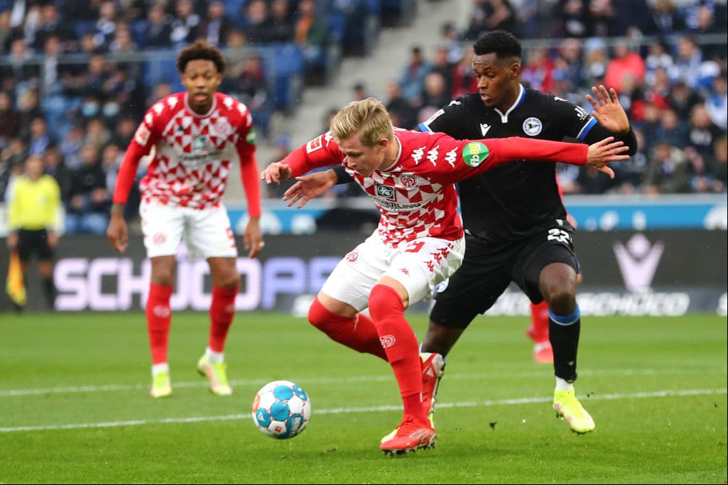 Bayern Munich venció de visita 2-5 al Union Berlín, Mainz vence 1-2 en su visita al Arminia Bielefeld, Bayern Leverkusen cae en casa 0-2 frente al Wolfsburg, Borussia le pega 2-0 al FC Koln y el Freiburg vence 3-1 al Greuther Furth.