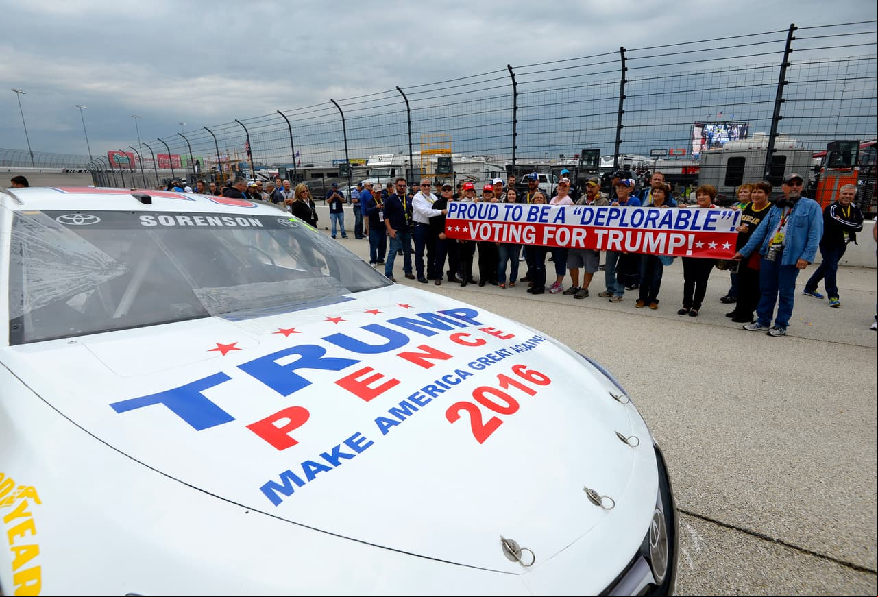 Algunos automoviles de Nascar fueron espacio para promocionar la candidatura de Donald Trump hacia la presidencia.