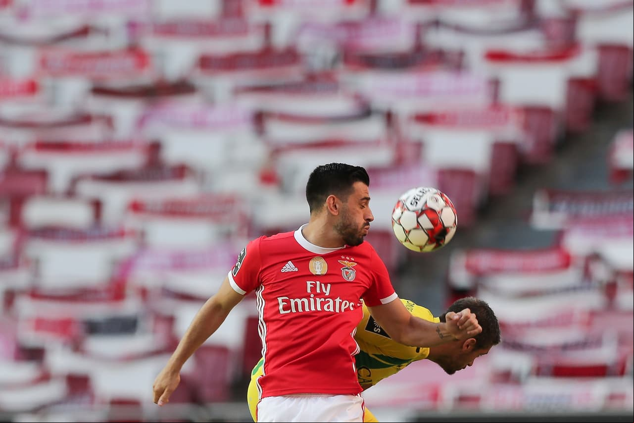 Pizzi y Filipe Ferreira se levantan en la busqueda de la posesión del balón.