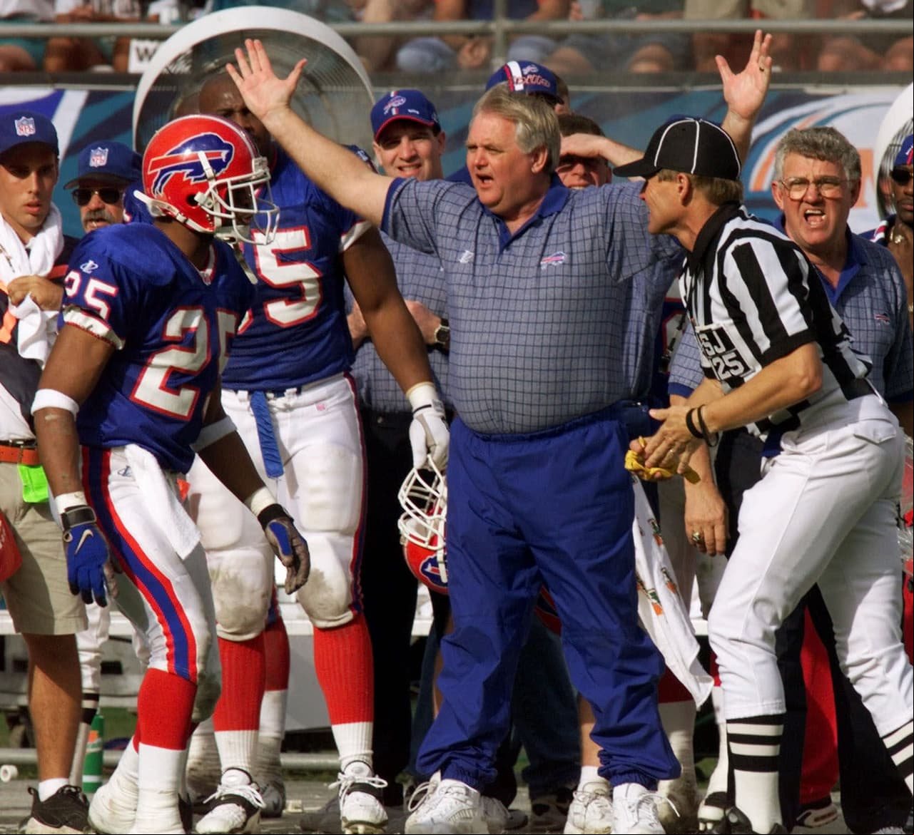 Con los Buffalo Bills vivió algo similar que lo ocurrido en Denver. De 1995 a 97 fue coordinador defensivo bajo el mando del coach Marv Levy. A la salida de Levy, Wade se convirtió en entrenador en jefe de los Bills.