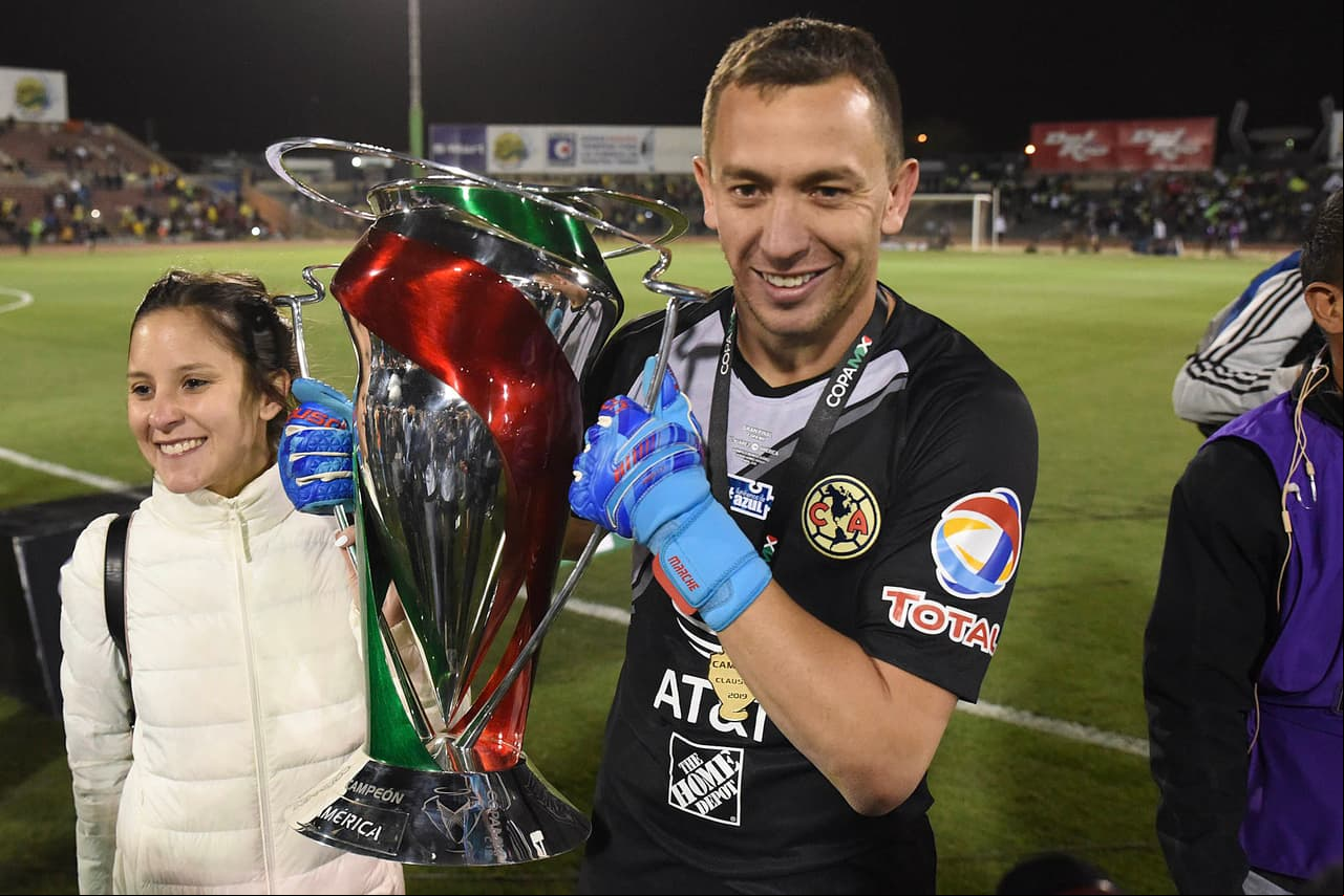 Así festejaron los integrantes de las Águilas del América y su cuerpo técnico luego de conquistar la Copa MX. Fue un festejo efusivo porque gana el torneo 45 años después.