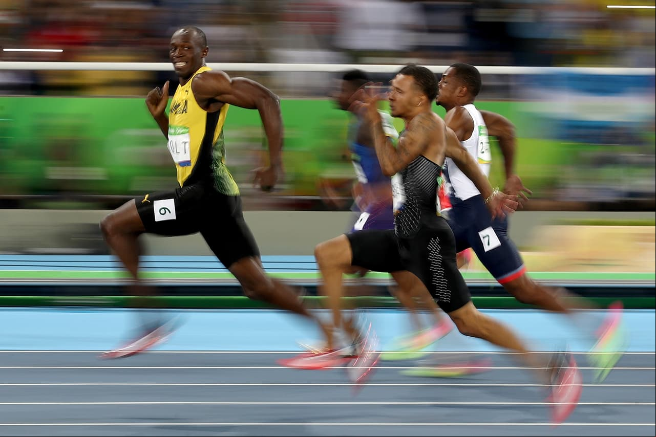 El corredor jamaiquino Usain Bolt confirma su superioridad sobre los demás atletas durante la semifinal de los 100 metros planos, competencia donde se llevaría la medalla de oro y un nuevo récord mundial.