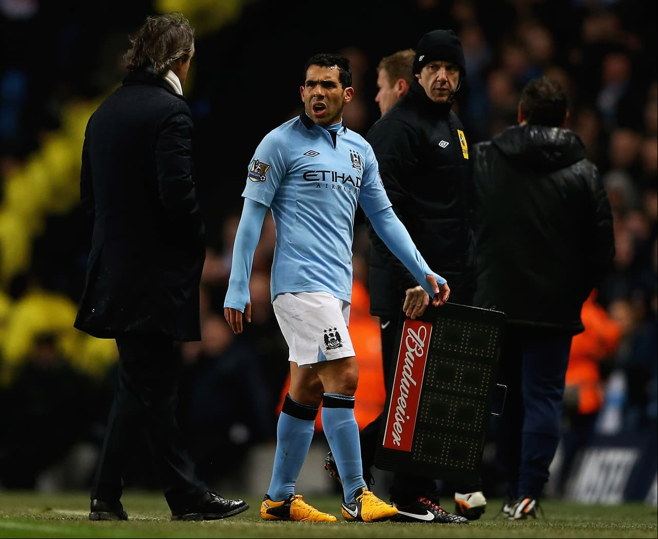 El técnico italiano Roberto Mancini también tuvo problemas en el Manchester City, aunque fue solo con el argentino Carlos Tevez. Hubo incidentes de desacato del jugador, entre ellos, el más destacado fue cuando el jugador se hizo el desentendido ante una instrucción de su técnico de entrar en un partido de Champions League.