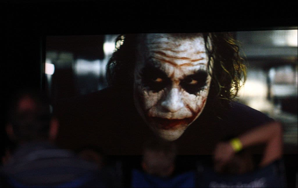 La era moderna de Batman fue traída a nosotros por Christopher Nolan. En la trilogía de ‘The Dark Knight’, nos muestra a un mundo mucho más aterrador y más realista; una América post 9-11.