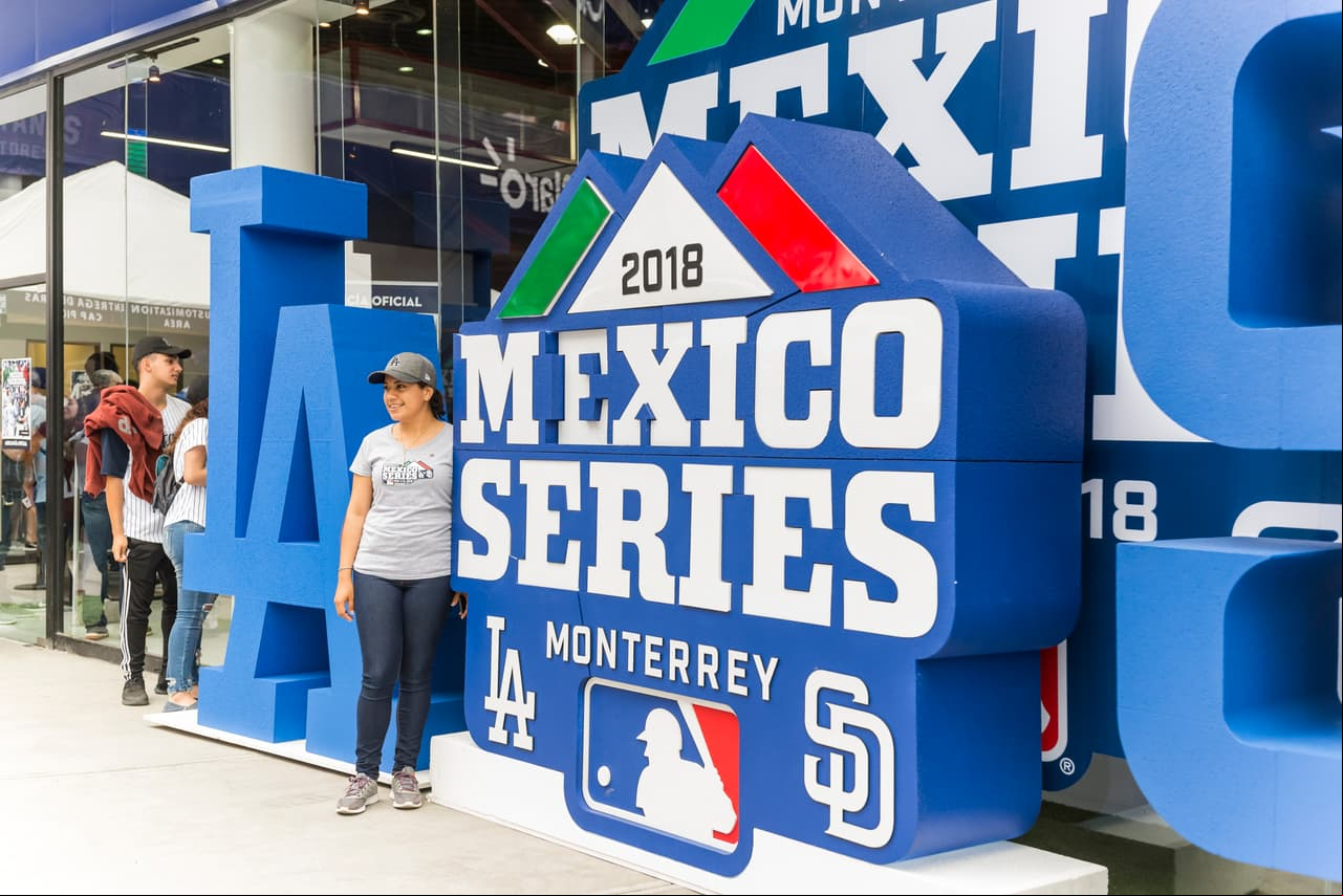 Los aficionados en el Estadio de Béisbol Monterrey previo al "Play Ball".