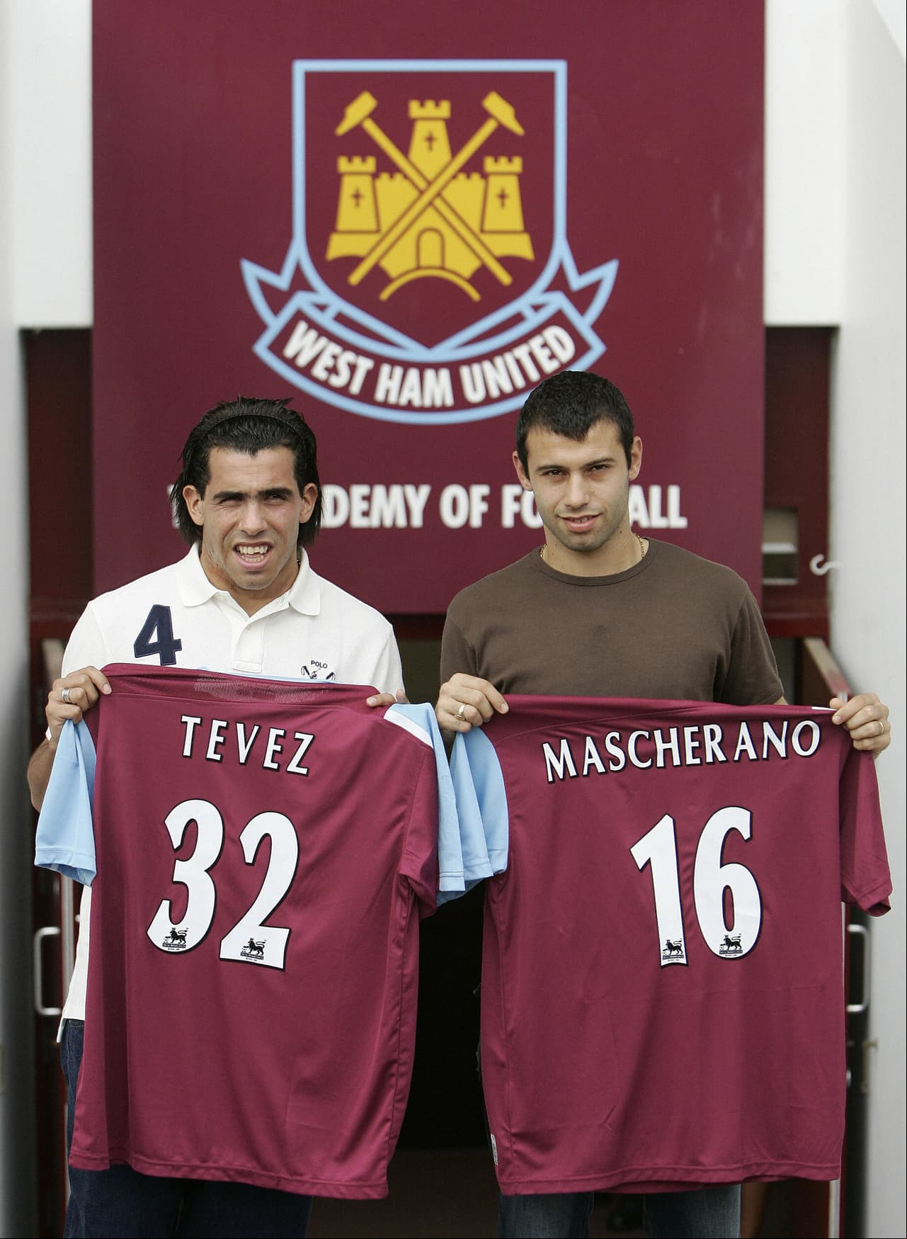 Nadie entendió el fichaje de Carlos Tévez por el West Ham en 2006. Jamás aprendió a hablar inglés y (para colmo) su compatriota Javier Mascherano se fue a los pocos meses al Liverpool del español Rafael Benítez.