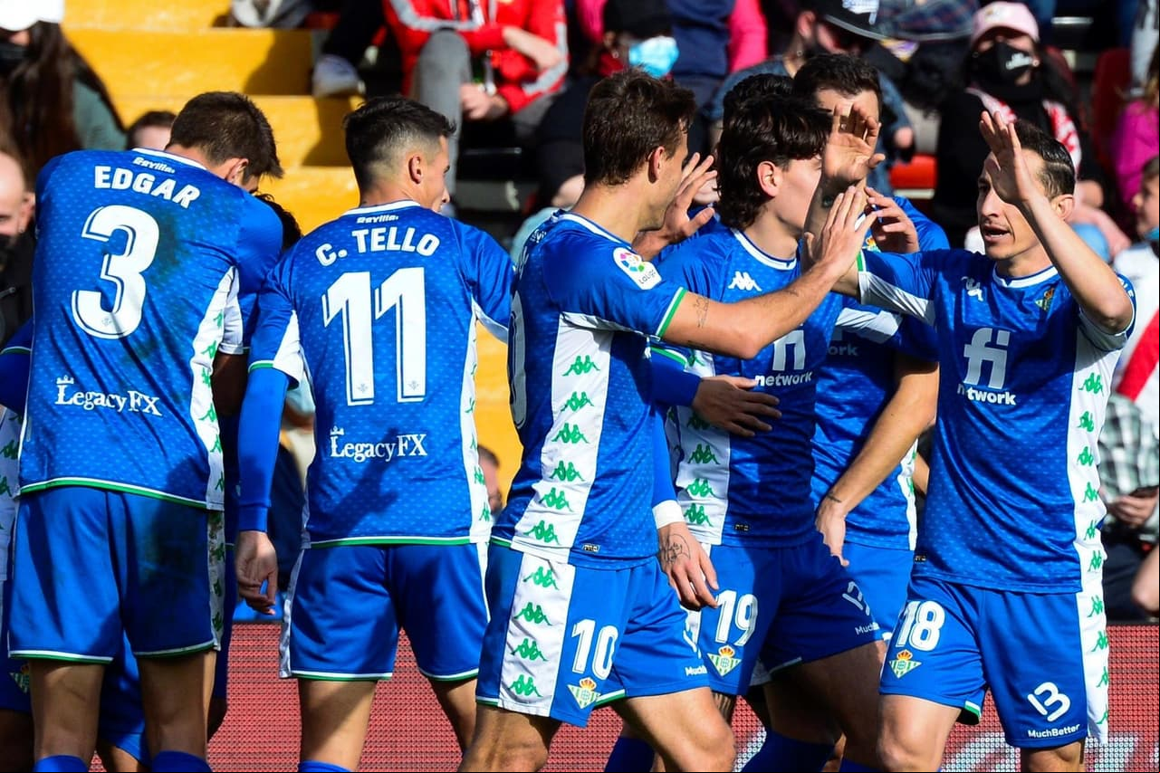 Rayo Vallecano le empata al Real Betis 1-1 durante la J 20 en La Liga. Sergio Canales ponía a los béticos arriba al 45'+2', pero fue Iván Balliu al 70' quien igualó el marcador y permitió que se repartieran puntos. Andrés Guardado ingresó al 39', mientras que Diego Lainez estuvo en la banca.