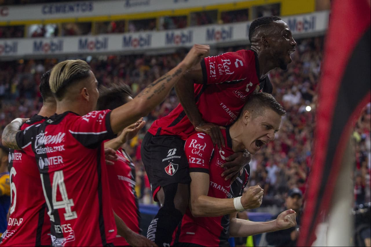 Atlas hizo valer su condición de local en el Estadio Jalisco y lleva ventaja para la vuelta de la Semifinal ante Tigres en el Universitario.