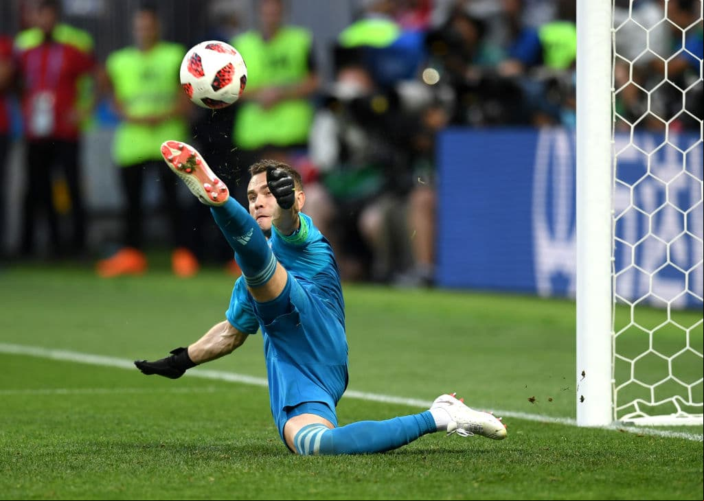Sin embargo, Igor Akinfeev alcanzó a patear el balón y evitar el gol, con lo que se definía la serie 4-3 a favor de Rusia.