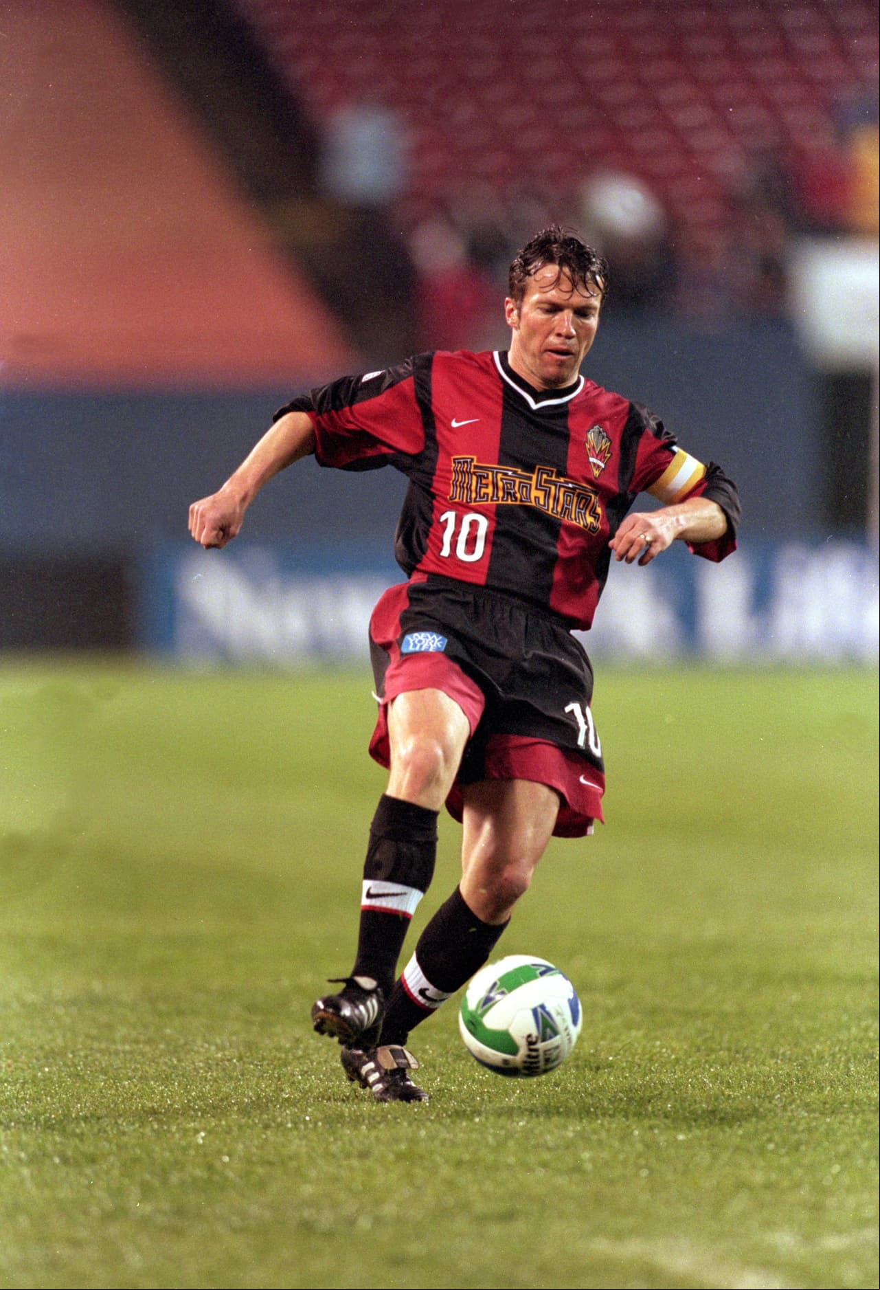 Muchos no lo saben, pero la leyenda del fútbol alemán Lothar Matthäus pasó por la MLS sobre el final de su carrera, llegando a los MetroStars en el año 2000.