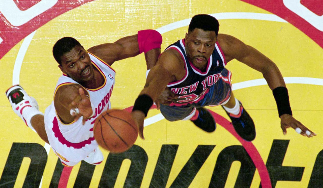 El poderoso Patrick Ewing representó al Monstar Bang, el monstruo de color verde que encarnó su corpulencia y que incluso mantuvo su corte de cabello al transformarse.