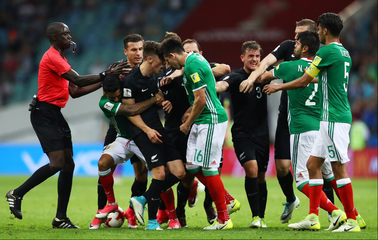 El árbitro africano Bakary Gassama vio la situación pero antes de tomar ninguna decisión se apoyó en el VAR para determinar las acciones a tomar.