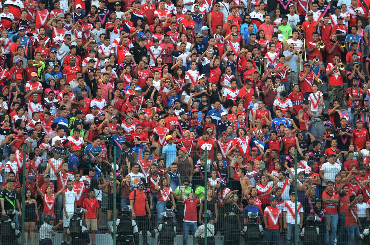 Sin embargo, en la tribuna popular la aficón local se hizo sentir de principio a fin.