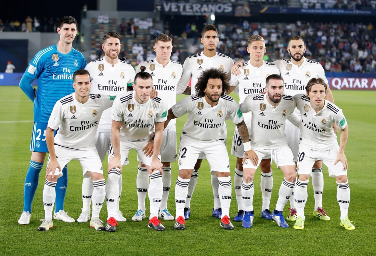 Mientras que el Real Madrid lo hizo con Courtois; Carvajal, Ramos, Varane, Marcelo; Marcos Llorente, Modric, Kroos; Lucas, Bale y Benzema.