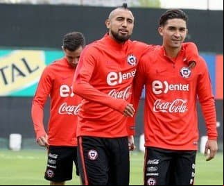 Felipe Gutiérrez es uno de los mejores volantes centrales del fútbol sudamericano, lo que lo llevó a ser parte de la exitosa selección de Chile. (Reuters | En la fotografía, junto a Arturo Vidal)