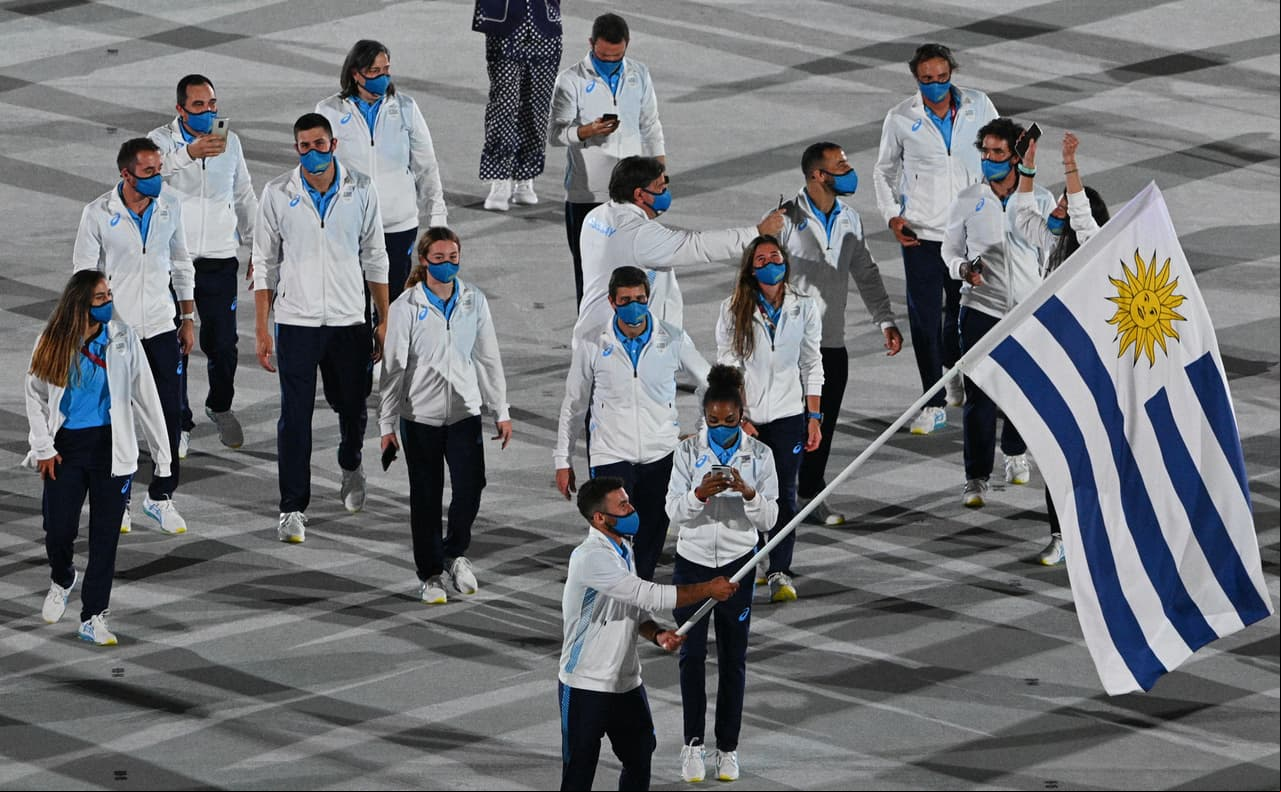 Deborah Rodriguez y Bruno Cetraro Berriolo llevaron el lábaro patrio de Uruguay durante el desfile en Tokyo 2020.