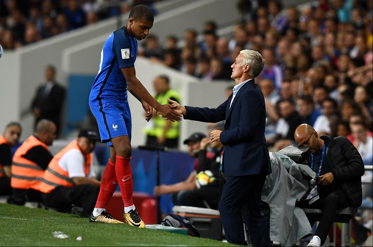 A los 59 minutos Deschamps retiró a Mbappé por Kingsley Coman.