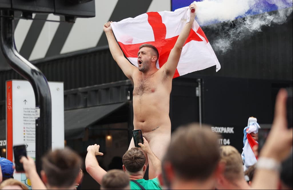 Aún no empieza el partido y se vive la locura fuera del estadio de Wembley. Aficionados ingleses e italianos disfrutan una atmósfera de emociones entre cantos, bebidas y disfraces, previo a la final de la Euro 2020 entre Italia e Inglaterra.