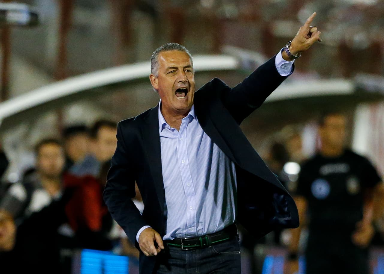 BUENOS AIRES, ARGENTINA - JANUARY 28: Gustavo Alfaro coach of Huracan gives instructions to his players during a match between Huracan and River Plate as part of Torneo Primera Division 2017/18 at Tomas Adolfo Duco Stadium on January 28, 2018 in Buenos Aires, Argentina. (Photo by Gabriel Rossi/Getty Images)