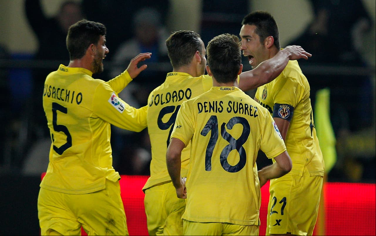 Bruno, autor del gol, es felicitado por los jugadores de Villarreal.