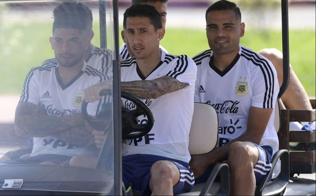Di Maria conduce un carrito de golf en las instalaciones que le fueron prestadas a la Albiceleste en la ciudad de Bronnitsy, donde está concentrada esta selección sudamericana.