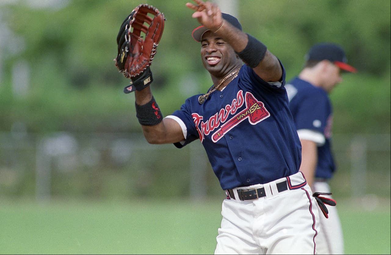 <b>Deion Sanders | CB Dallas Cowboys (Salón de la Fama)</b>
<br>
<br>
<b>Draft de béisbol:</b> Sanders fue reclutado dos veces como jardinero: en la sexta ronda tras salir de la preparatoria en 1985 por Kansas City y en la ronda 30 por los New York Yankees en 1988. 
<br>
<br>
<b>Draft de la NFL:</b> Fue la quinta selección global en el Draft 1989, por los Atlanta Falcons. 
<br>
<br>
<b>Recuento:</b> "Neon Deion" es considerado uno de los mejores esquineros en la historia de la NFL y fue incluido en el Salón de la Fama del Fútbol Americano Profesional en 2011. Sanders también jugó en las Grandes Ligas durante casi nueve temporadas. Es el único jugador en la historia en jugar una Serie Mundial y un Super Bowl. Y, en 1989, se convirtió en el único jugador en la historia en conectar un jonrón en las mayores y anotar un TD en la NFL en la misma semana.