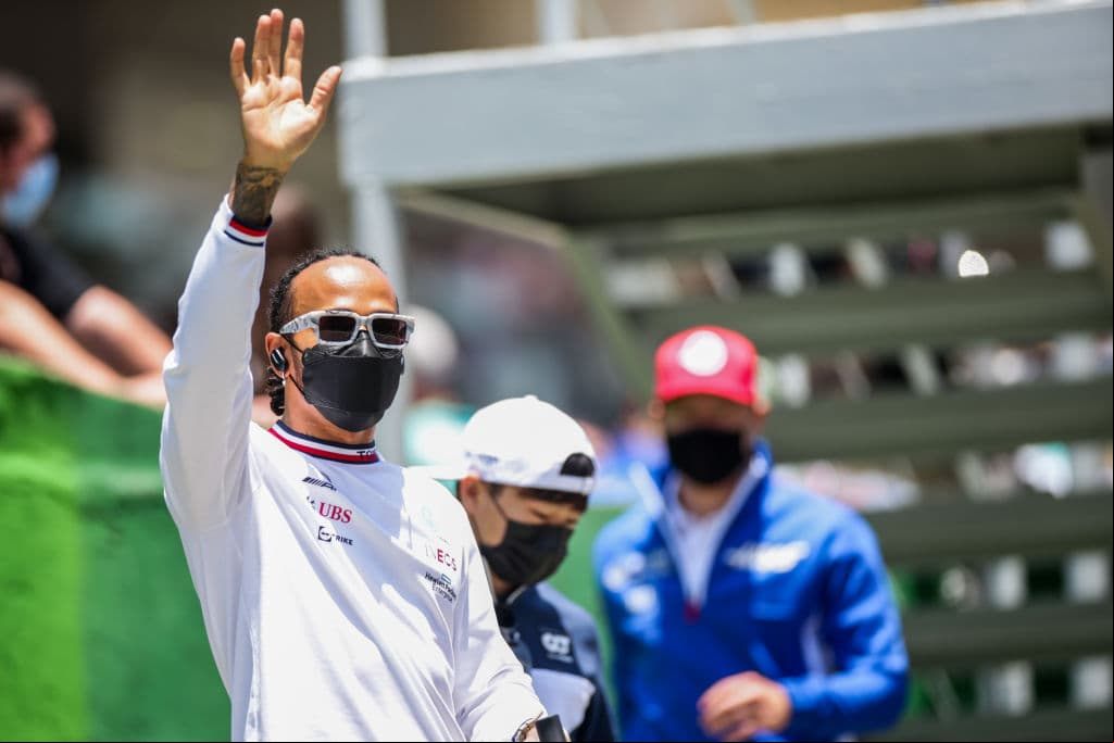 Lewis Hamilton se lleva el Gran Premio de Brasil de la Formula 1, dejando a Max Verstappen en segunda posición y Valtteri Bottas en tercero, logrando el 1-3 para Mercedes Benz; el piloto mexicano Sergio Pérez quedó en cuarta posición.