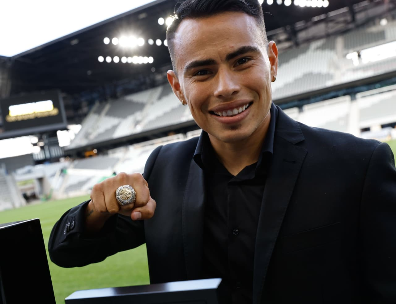 Lucas Zelarayán muestra su anillo de campeón de la MLS Cup.