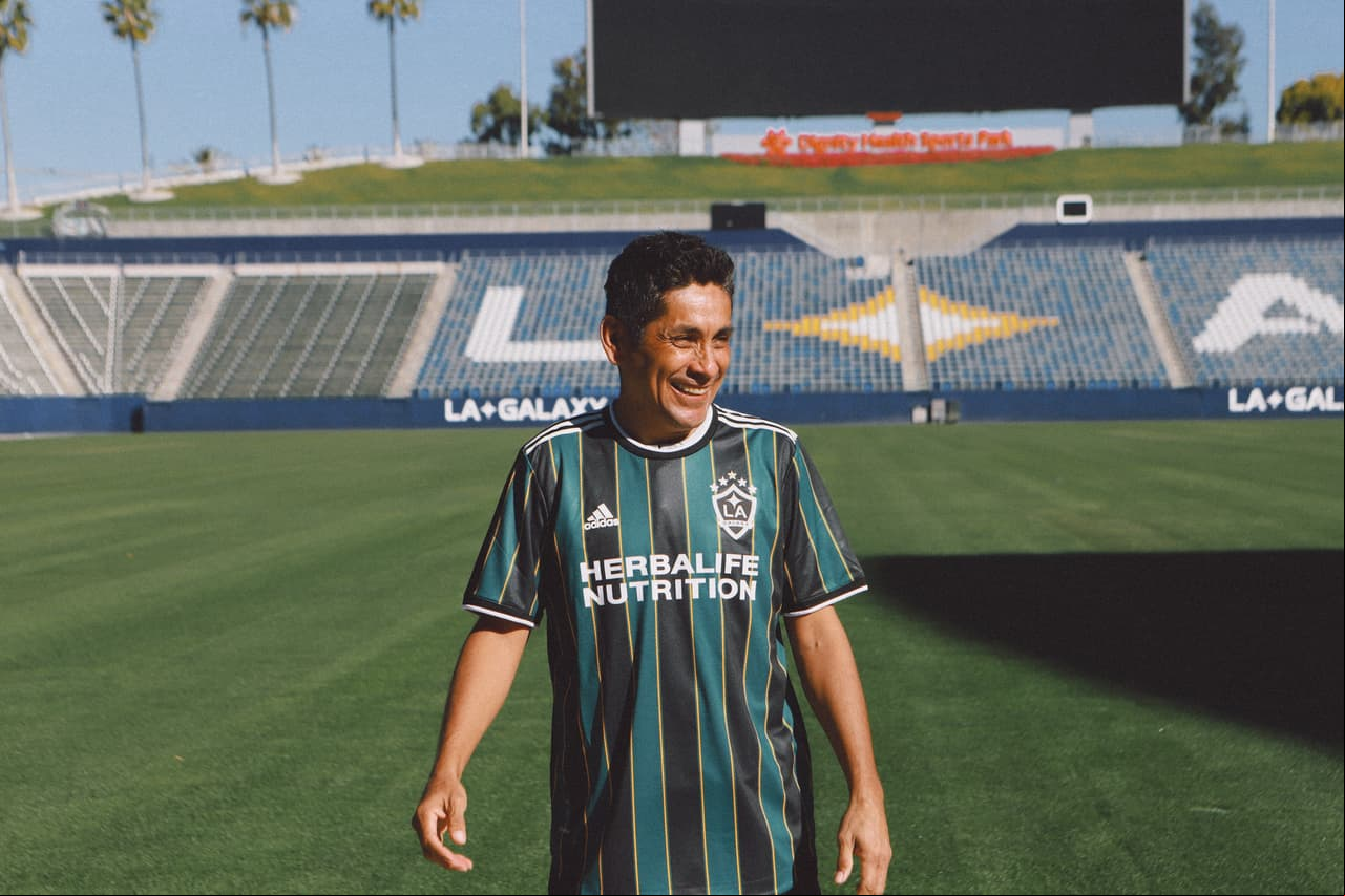Así luce el espectacular jersey retro del Galaxy.
