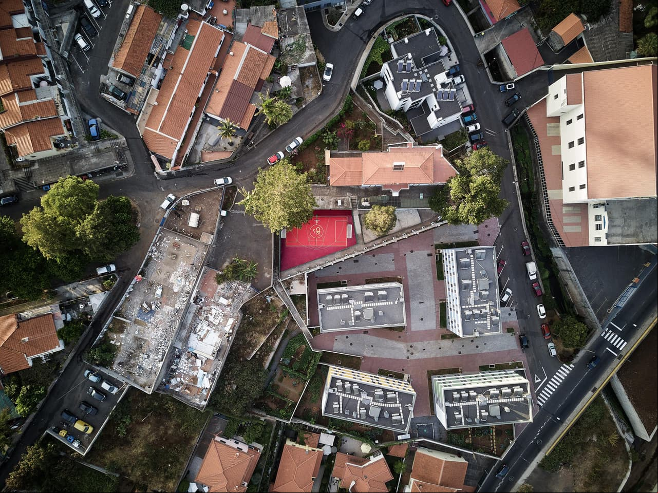 El campo está ubicado en el centro comunitario local donde Ronaldo pasó sus primeros años de infancia.