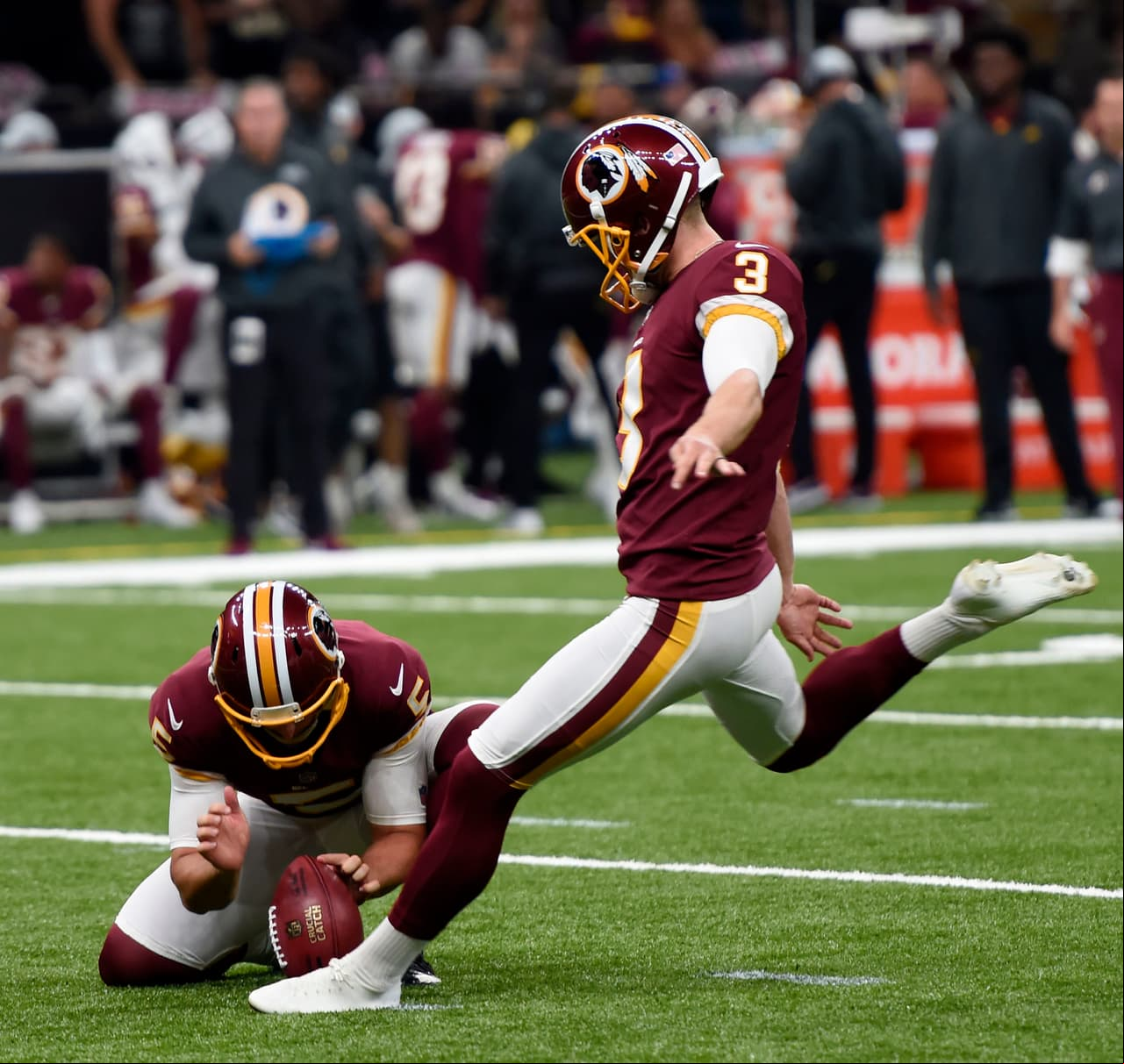 Dustin Hopkins (3) pateó un gol de campo de 37 yardas para acercar a Washington a 6-3 y pataería otro más de 53 yardas para poner 13-6 el marcador en el segundo cuarto.