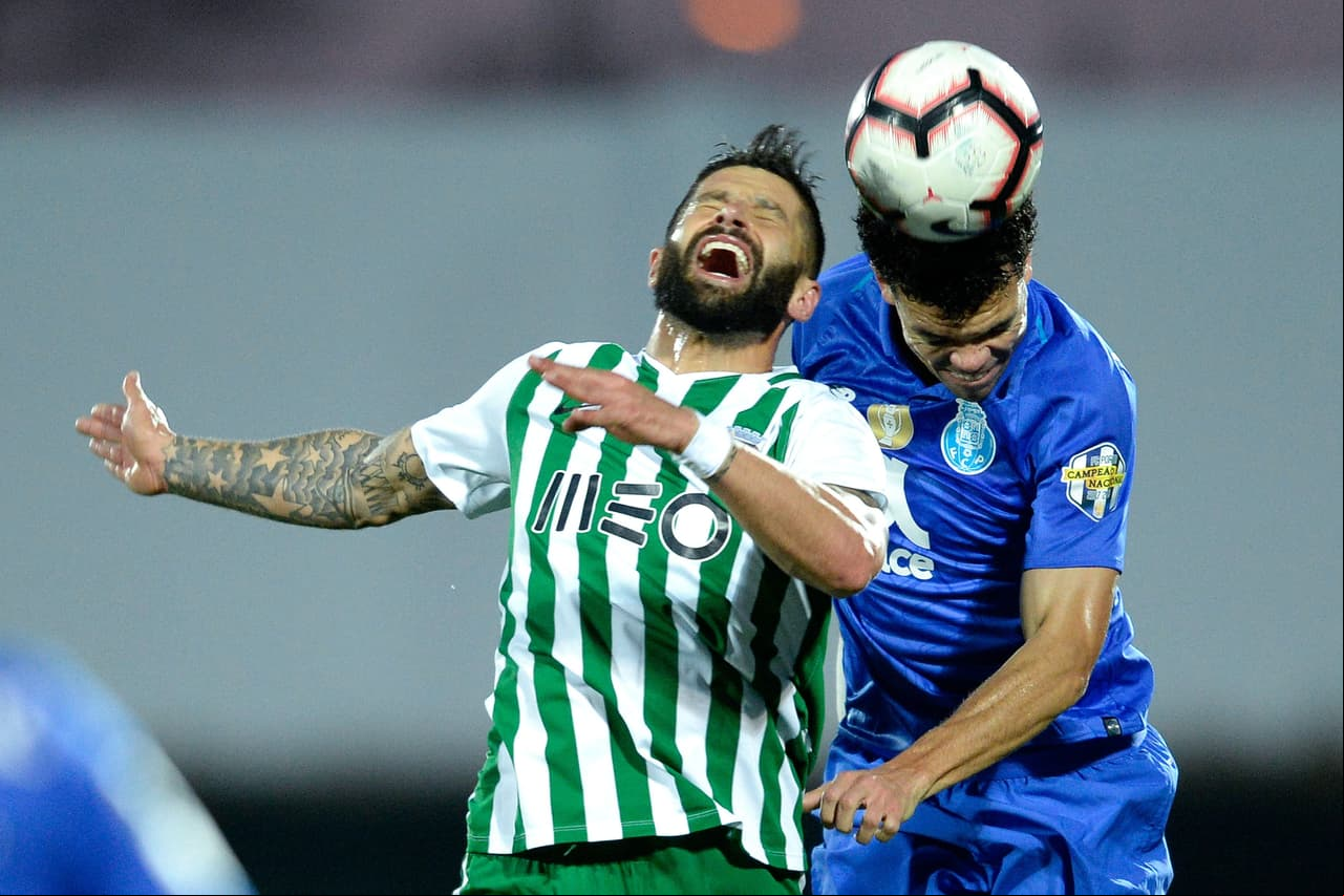 Por el juego aéreo el Porto buscaba las opciones de gol con pelota quieta buscando a Pepe (izquierda).