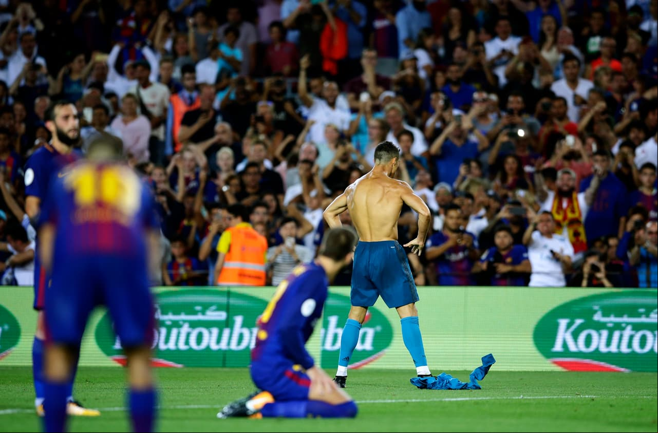 El portugués vio la primera tarjeta amarilla por quitarse la camiseta tras marcar el 2-1 en el minuto 79. Allí imitó una celebración de Messi en el estadio Santiago Bernabéu.