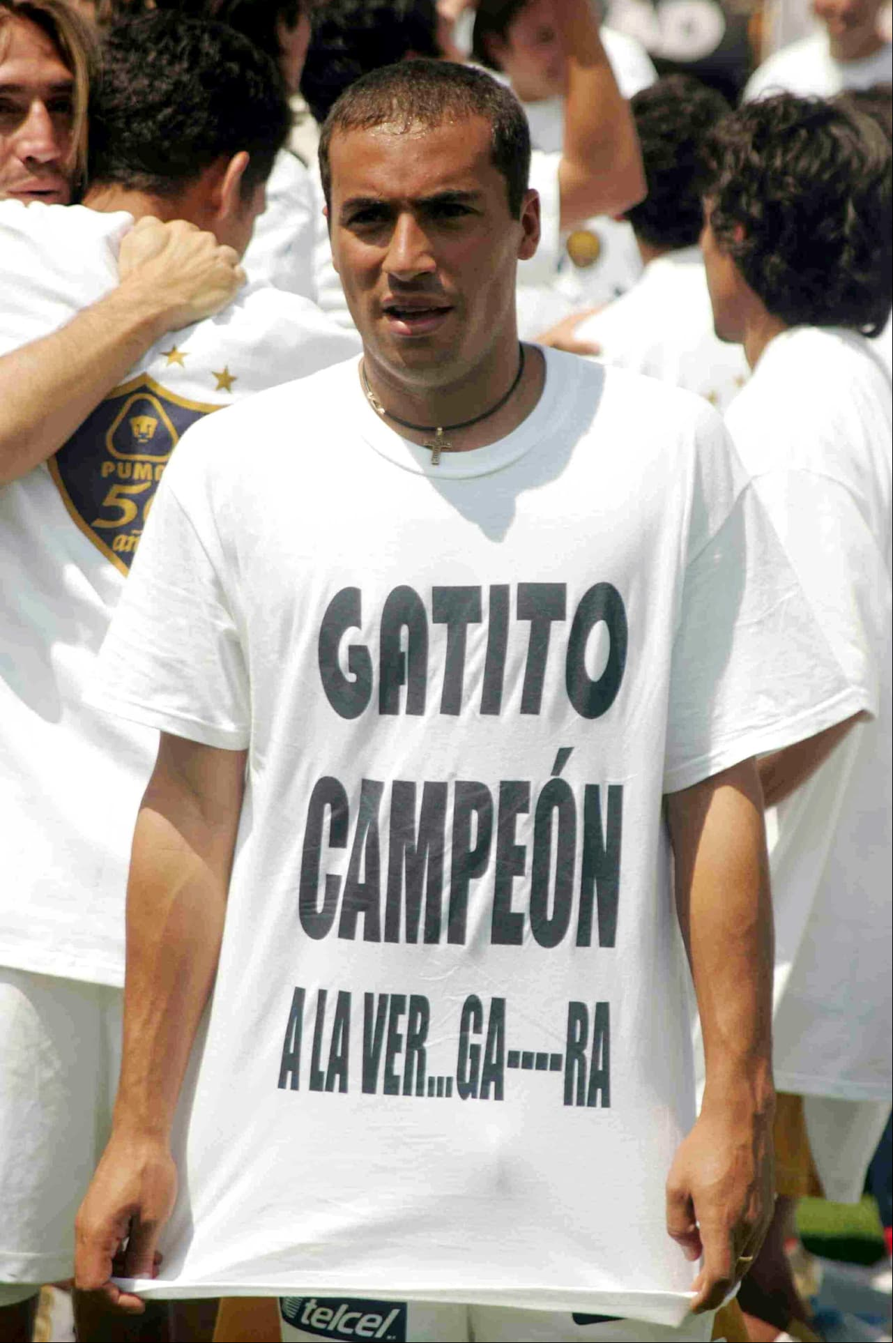 La FIFA prohibió los festejos descamisados porque los jugadores podían incurrir en 'actitudes antideportivas', como el caso de Ailton Da Silva contra el dueño del Guadalajara.
