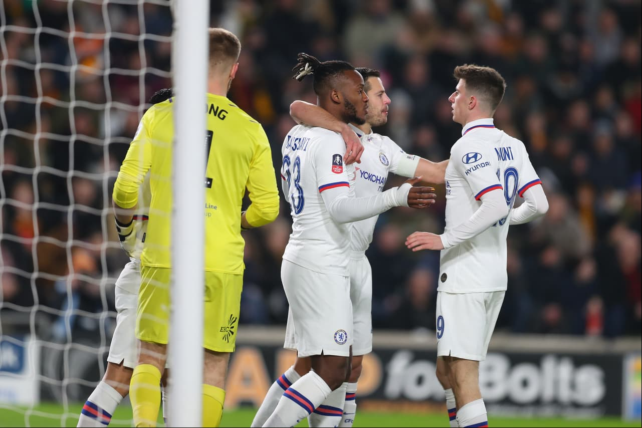 Batshuayi (6’) abrió el marcador y Tomori (64’) marcó el segundo tanto. Grosicki (78’) hizo el descuento.